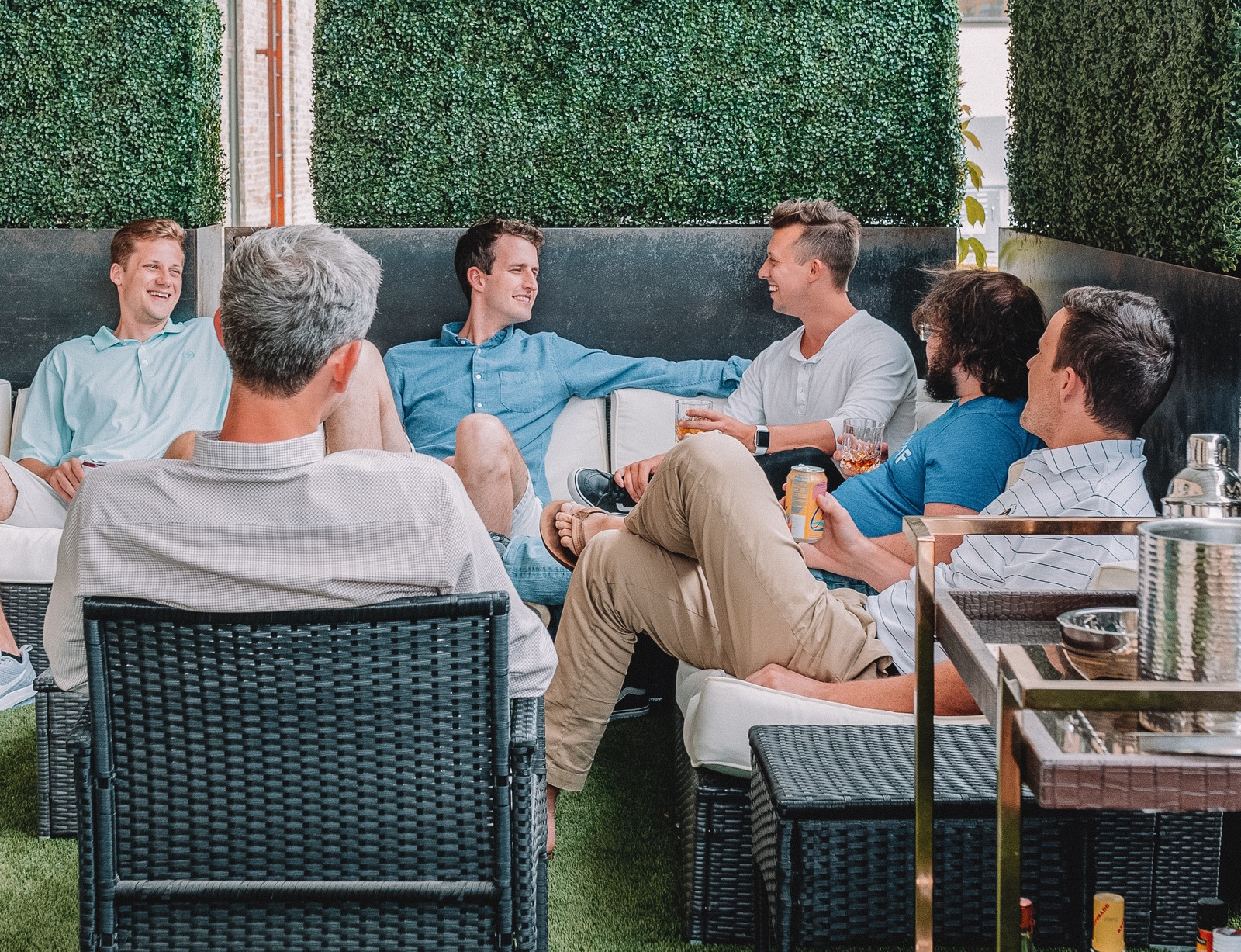 Zitate über Freundschaft: 6 Freunde sitzen auf einer Couch beisammen.