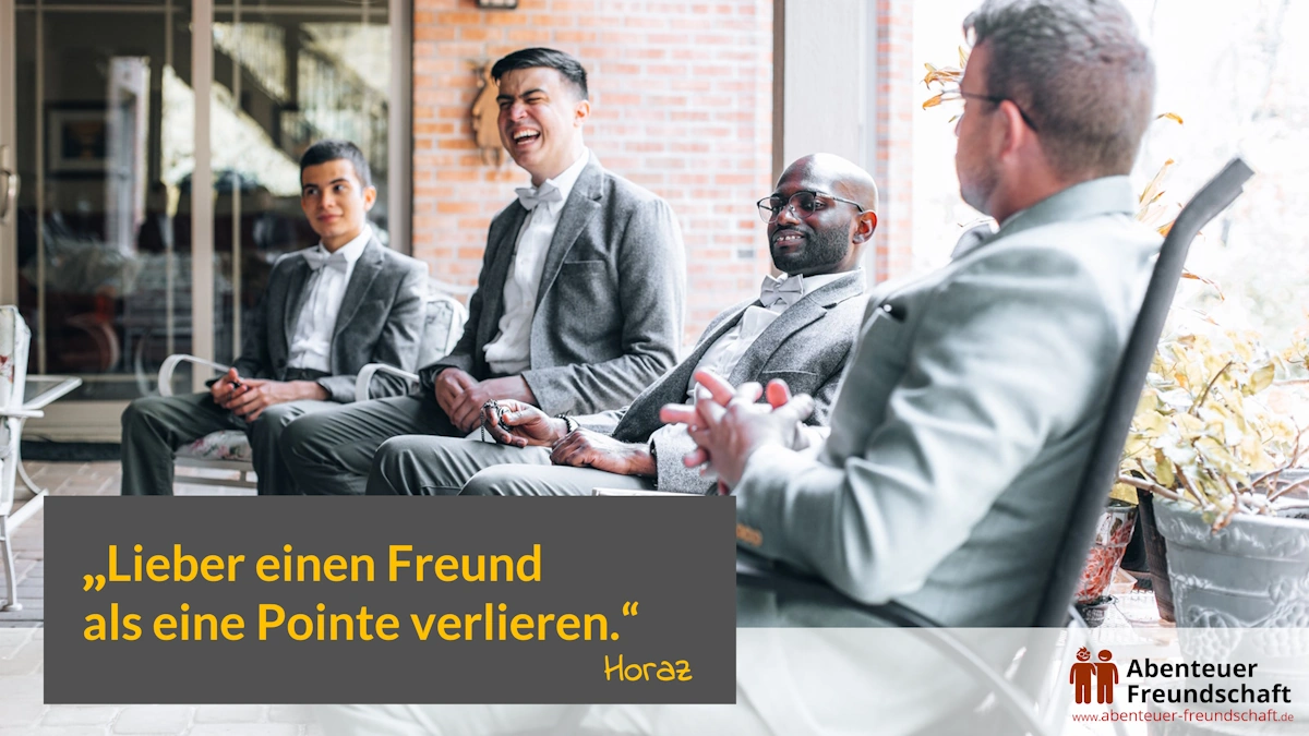 Zitate über Freundschaft: Ein Mann lacht herzlich in der Runde seiner Freunde