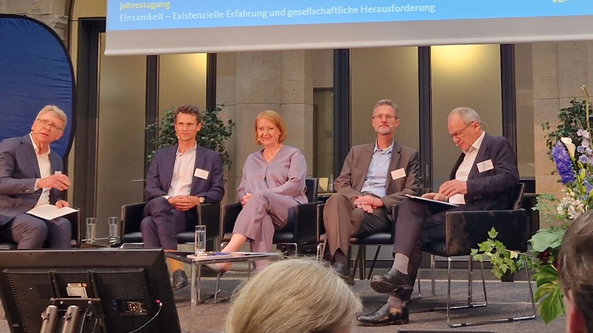 Abschlussrunde der Jahrestagung des Ethikrates zum Thema Einsamkeit, u.a. mit Familienministerin Lisa Paus (mittig). Foto: Georg Preller