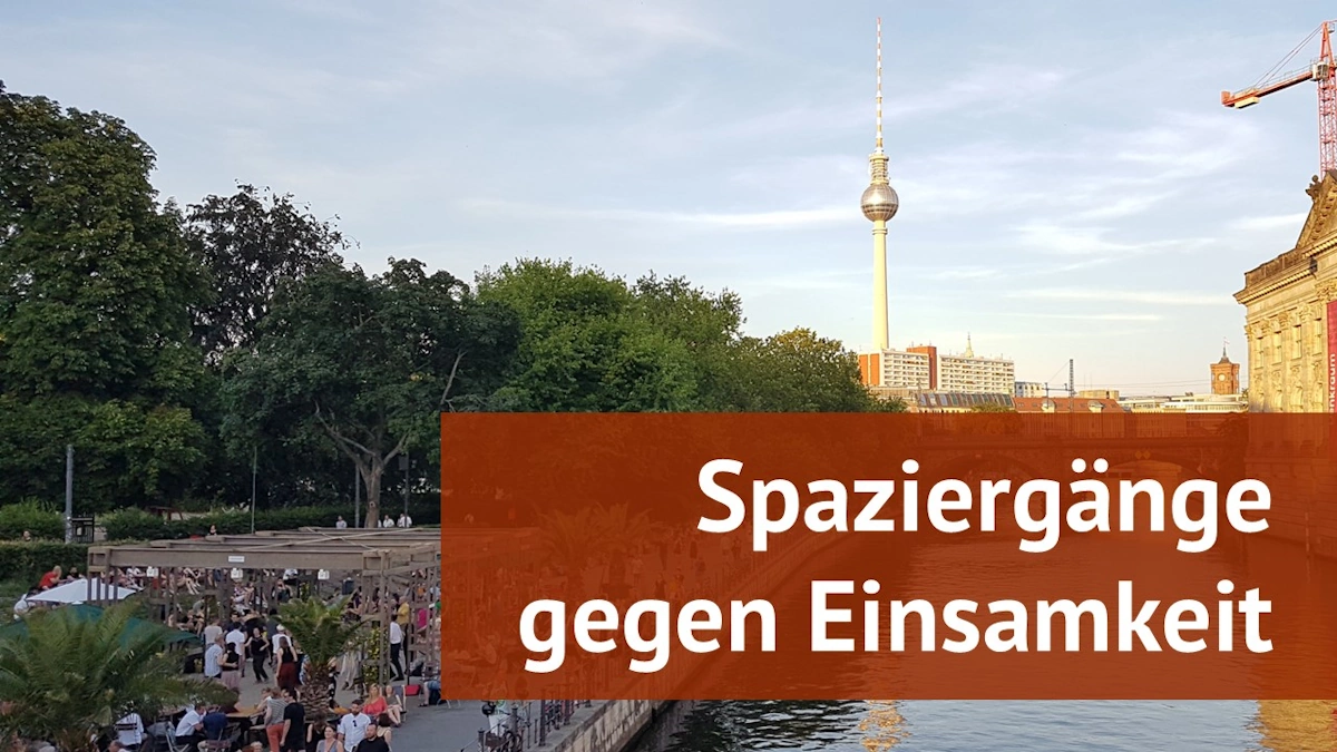 Ein Bild von Berlin mit Blick auf dem Fernsehturm. Man schaut von der Brücke beim Monbijoupark in Richtung Fernsehturm. Auf der linken Seiten spazieren viele Menschen.