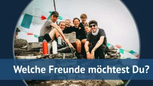 Eine Gruppe von Freunden, die auf dem Gipfel ein Foto von sich macht. Sie sehen ähnlich aus, habe eine ähnliche Gestik und Mimik. 
