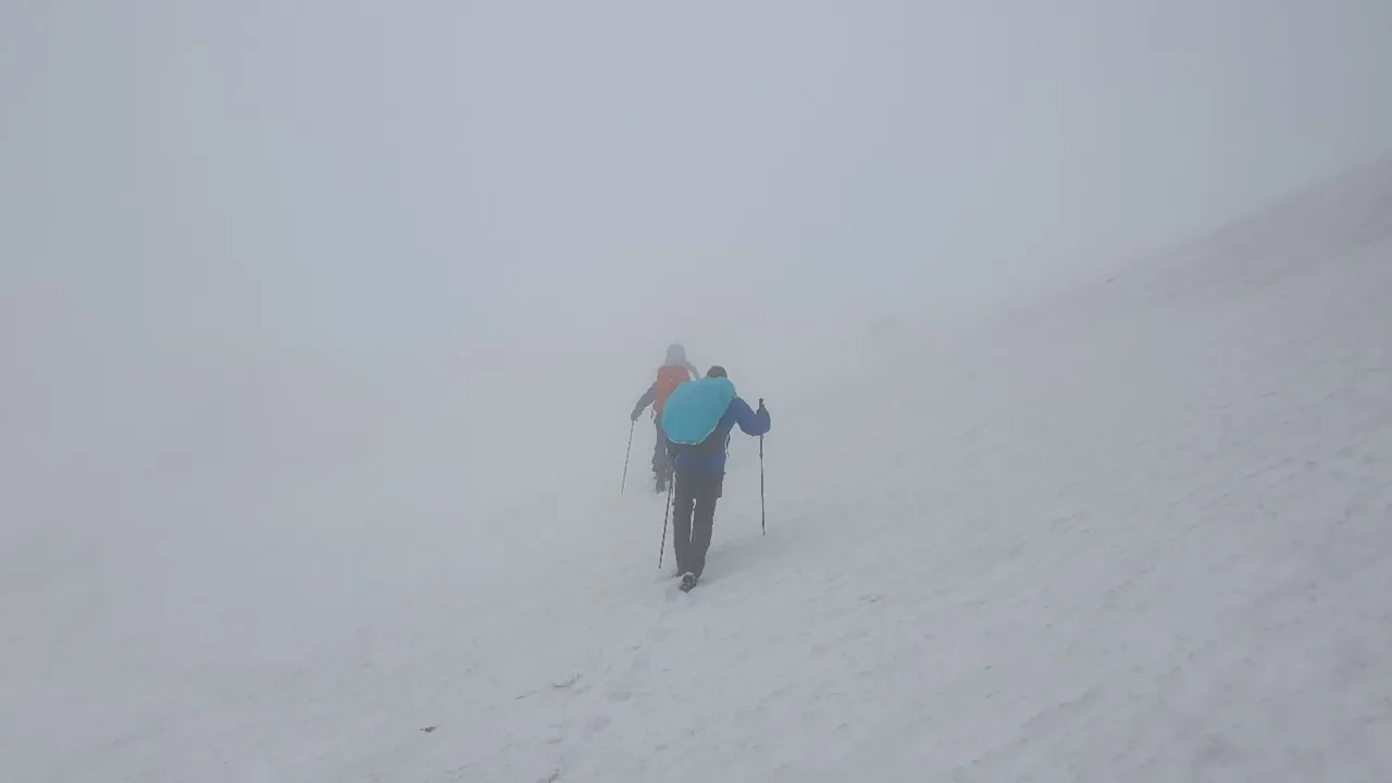 Abenteuer in den Alpen. Im Nebel, mitten in den Wolken, quer durch den Schnee. Wo geht es eigentlich lang? Das Foto hab ich selbst aufgenommen, da mussten wir wirklich durch. Foto: Georg Preller