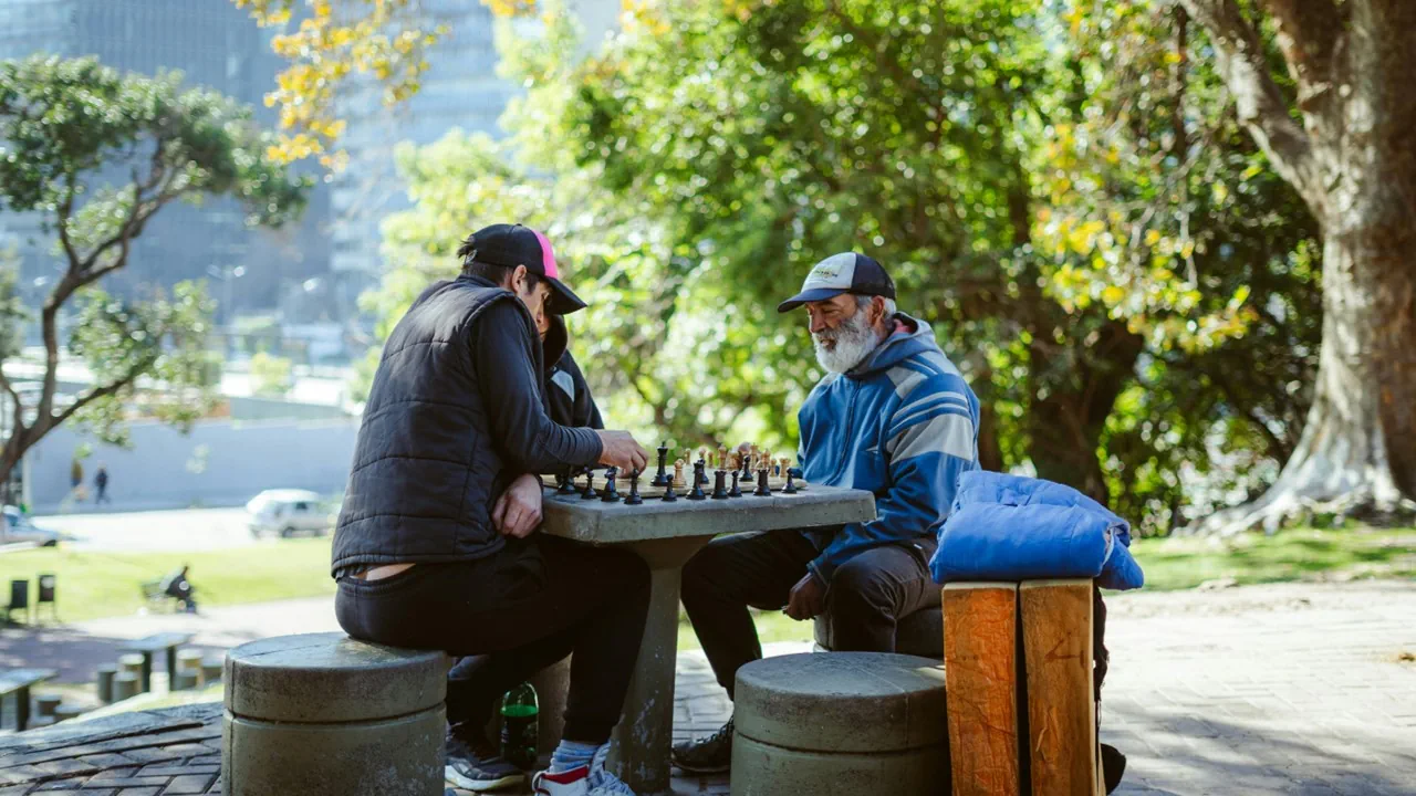 Alles, was neu für dich ist, ein wenig aus der Komortzone, kann ein Abenteuer sein - auch ein Brettspiel mit Fremden im Park.