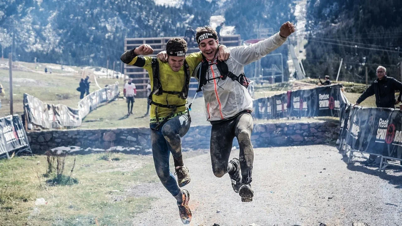 Mit Unterstützung ist vieles leichter - auch ein schwieriges Rennen durch den tiefsten Dreck. Foto: Mar Rafanell Lopoz auf unsplash.com (bearbeitet)