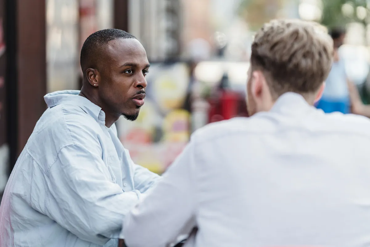 Mission gelungen: Offensichtlich versteht man sich gut. Foto: Helena Lopes auf pexels.com (bearbeitet)