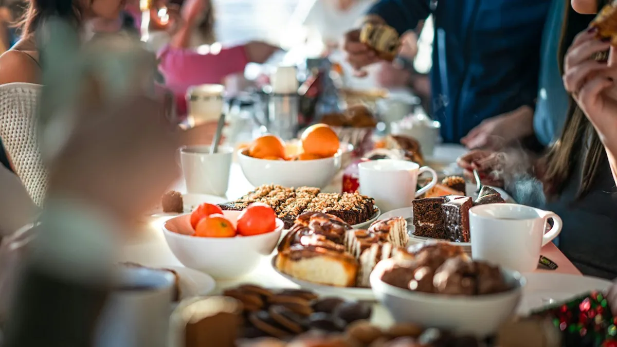 Ein Klassiker für Weihnachten unter Freunden - Potluck. Jeder bringt etwas mit. Foto: Jakub Zerdzicki auf unsplash.com