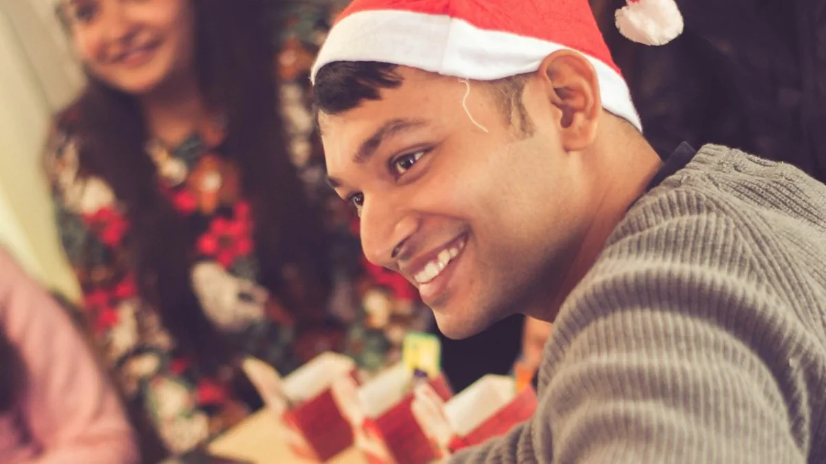 Weihnachten unter Freunden - auch in internationaler Zusammensetzung. Foto: Gursimrat Ganda auf unsplash.com