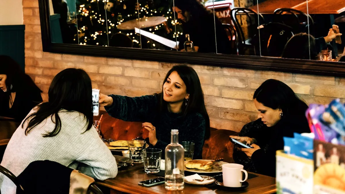Weihnachten mit Freundinnen oder in Rom - oder sind es spontane Bekanntschaften? - auch eine Option. Foto: Gabriella Clare Marino auf unsplash.com