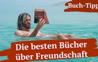 Bücher über Freundschaft. Ein Mann liest ein Buch im Wasser. Foto: Toa Haftiba auf unsplash.com (bearbeitet)