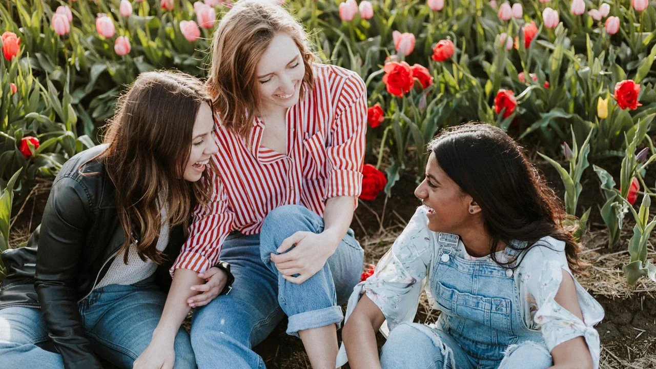 Im Freundeskreis miteinander reden. Foto: Priscilla du Preez auf unsplash.com (bearbeitet) Im Freundeskreis miteinander reden. Foto: Priscilla du Preez auf unsplash.com (bearbeitet)